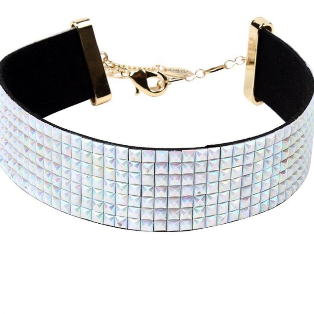 Snow white choker